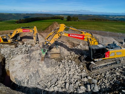Zertrümmerung von Gestein durch große Baumaschinen