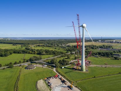 Rückbau großer Windturbine bei klarem Himmel