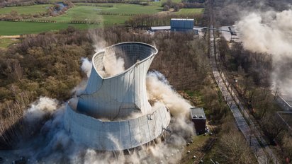 Kontrollierter Kühlturmabriss durch Sprengtechnik.