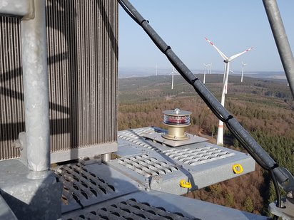 Aussicht von Turbine auf ländliche Windanlagen