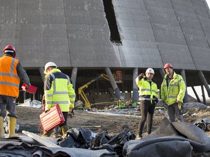 Team führt Erschütterungsmessungen nach Sprengung eines Kühlturms durch.