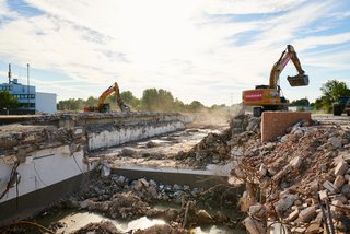 Bagger bei Abrissarbeiten auf großem Gelände