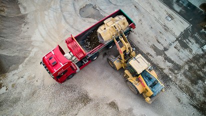 Baumaschine bei Arbeit aus Vogelperspektive