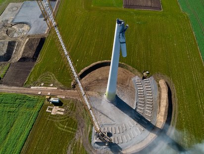 Luftaufnahme von Windturbine und Baustelle