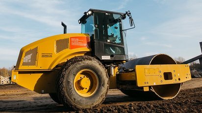 Robuster Walzenzug im Einsatz bei Erdarbeiten.