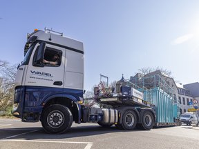 Schwerlast-LKW transportiert Container