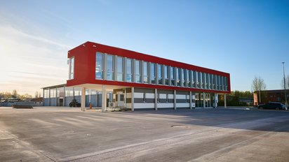 Modernes Firmengebäude in Rot und Weiß