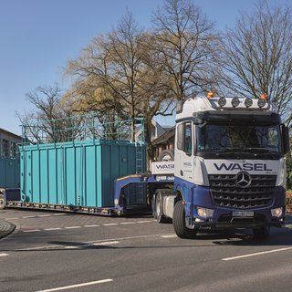 LKW transportiert große blaue Container