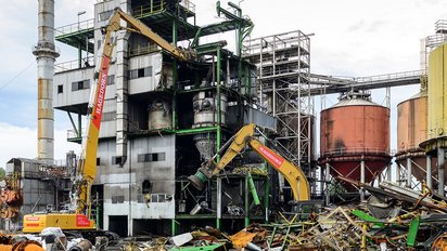 Industrieller Rückbau in Aktion mit Baggern und Schutt.